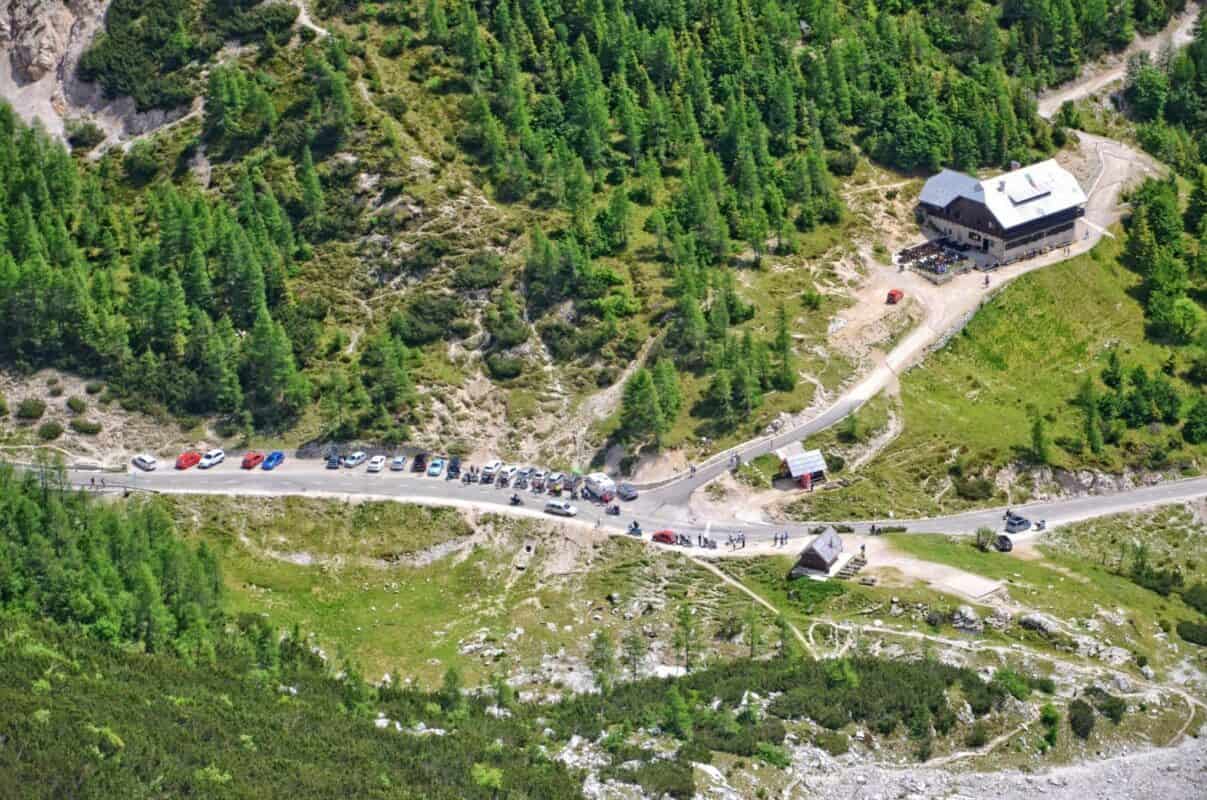 Silnice přes Vršič se znovu otevře, obnova bude pokračovat na podzim 2025